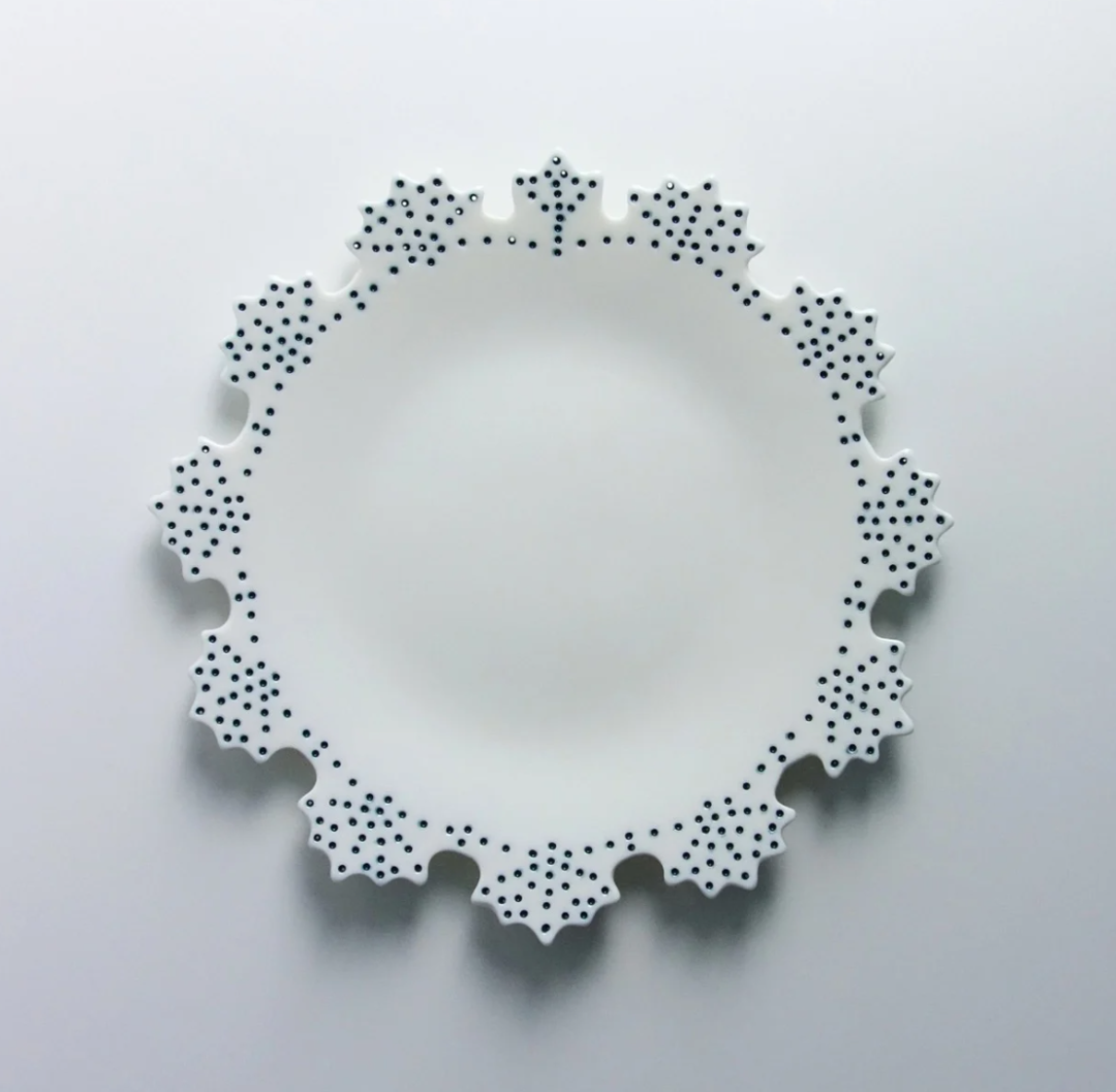 锯齿边缘黑色圆点盘子