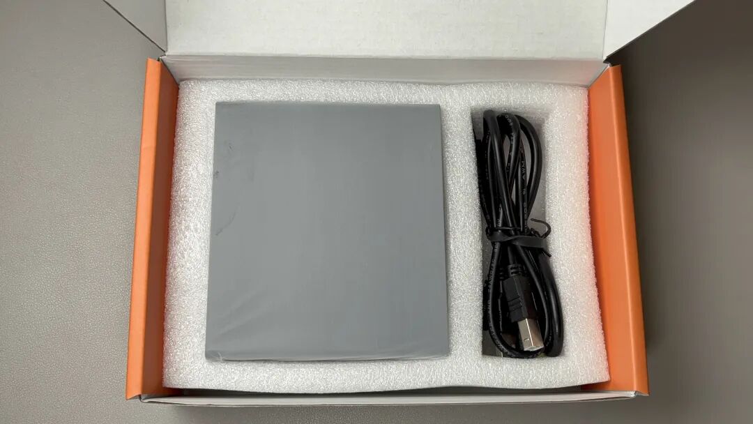 包装内物品一览：UPS主机与线材