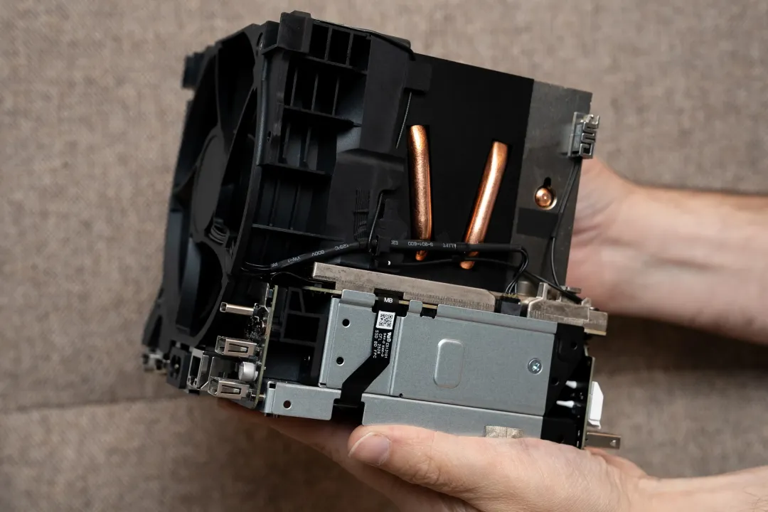 拆解的电脑散热器组件