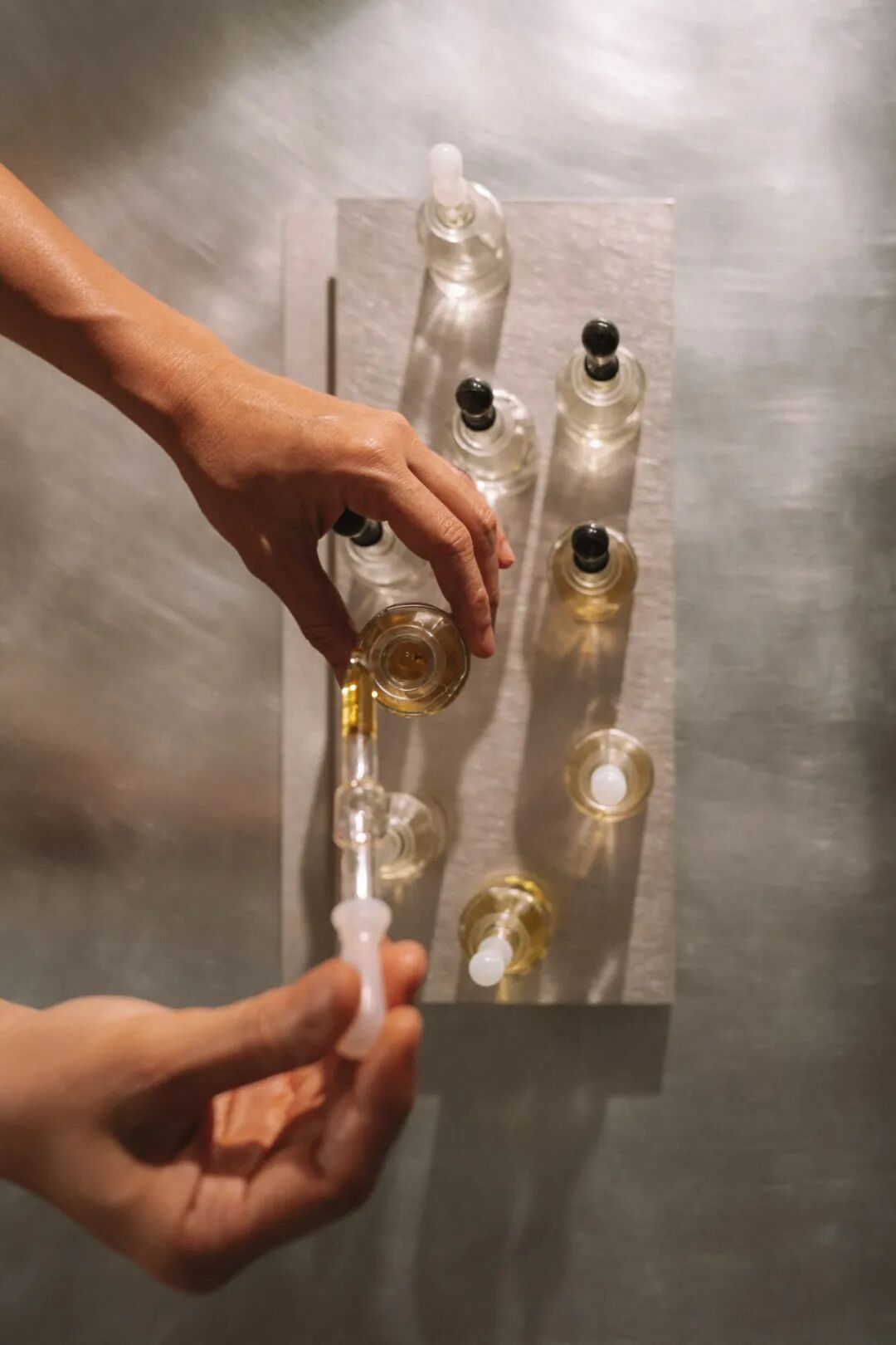 俯拍视角下的香水调配台