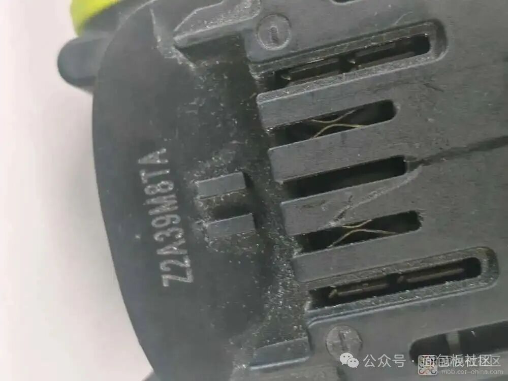 电池包顶部散热格栅与丝印