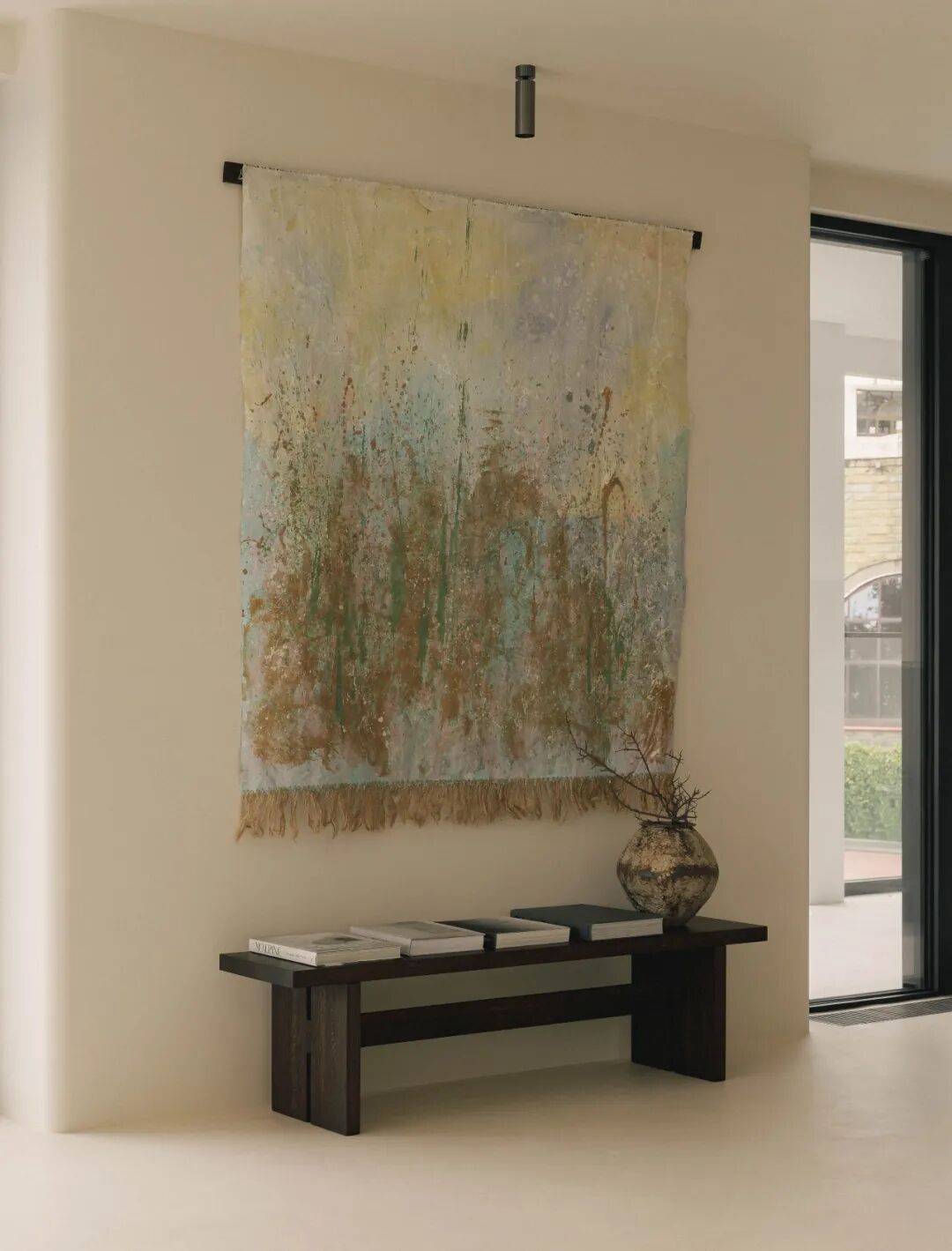 抽象挂毯与长凳