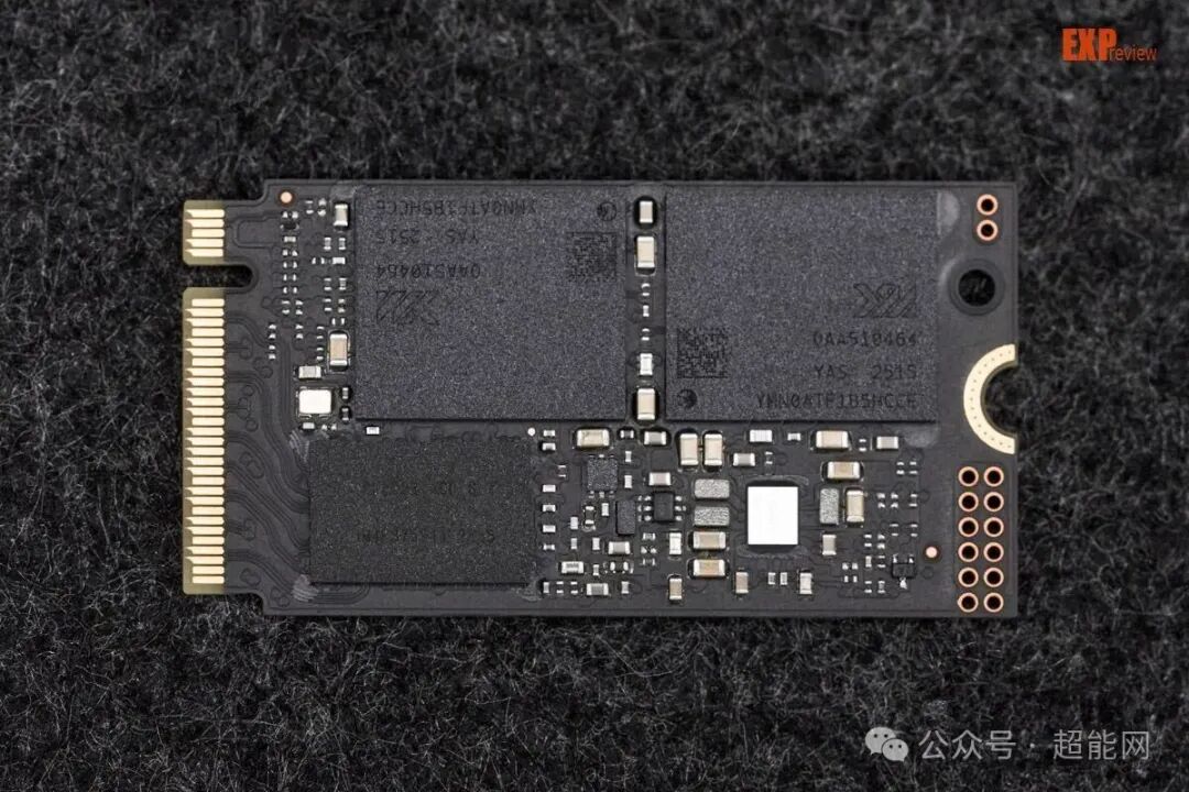 长江存储PC450闪存颗粒与主控芯片特写