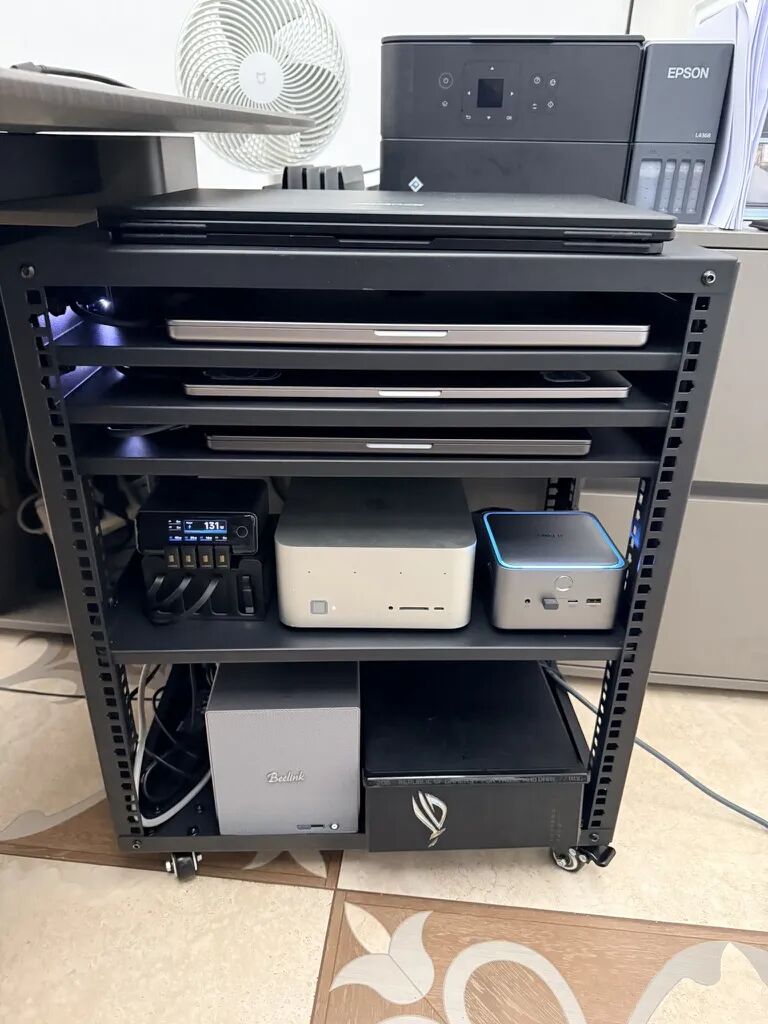 家庭机架式设备全景:NAS、Mac主机与充电头