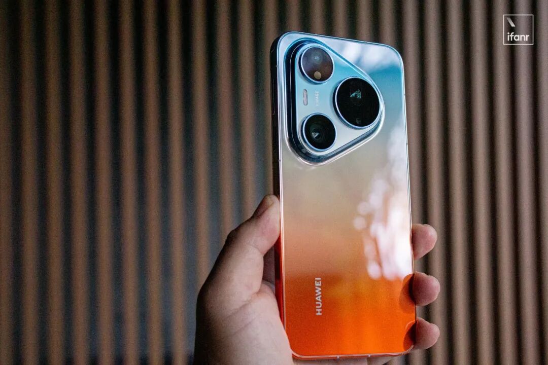 握持华为Pura 90手机展示渐变色背板