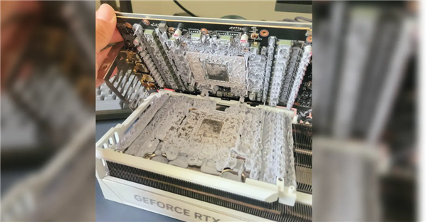 RTX 5090 导热凝胶严重溢出布满 PCB