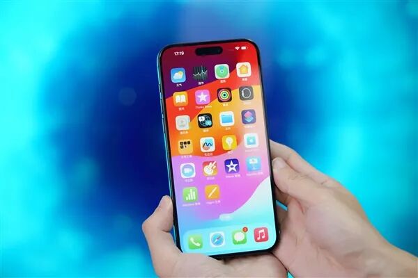 iPhone 运行 iOS 27 系统主屏幕界面