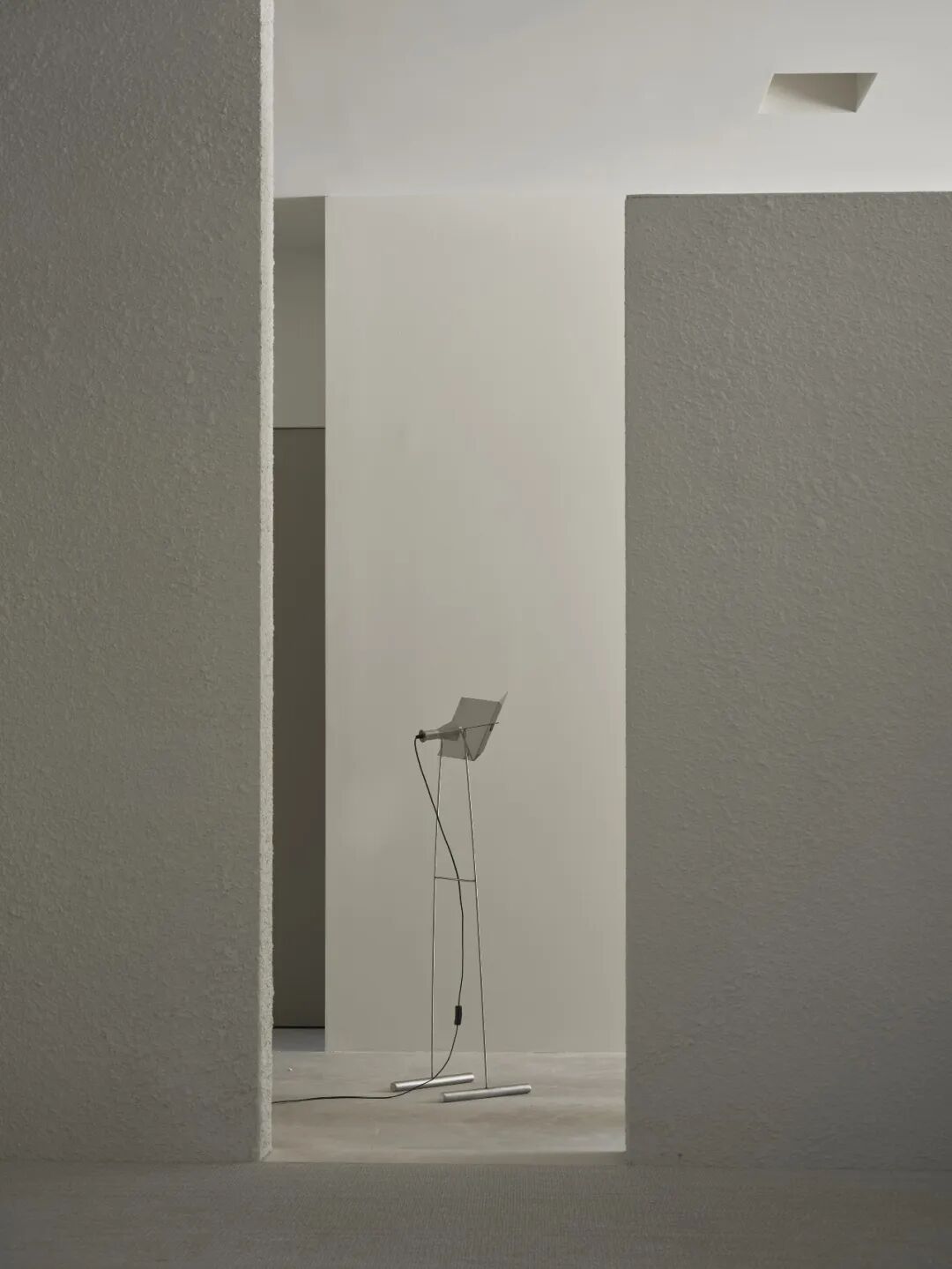 记忆中心内的现代几何落地灯