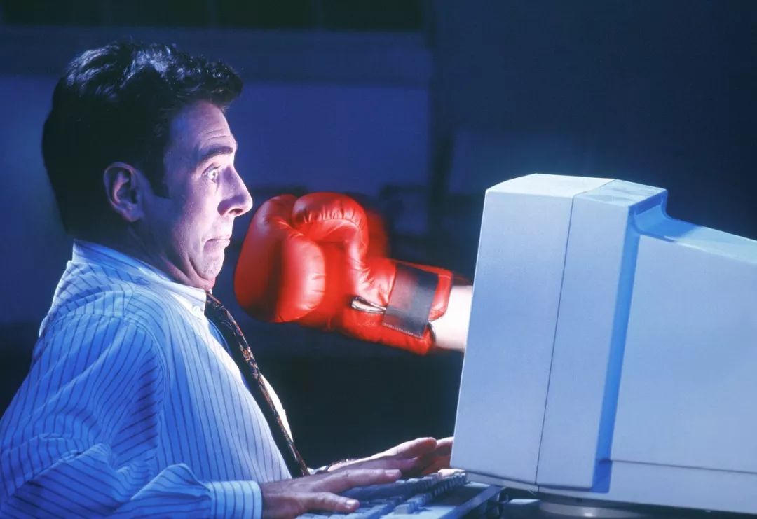 表情包：惊讶的程序员面对拳击手套