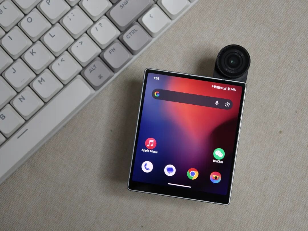 iKKO MindOne Pro连接外接镜头放置在键盘上