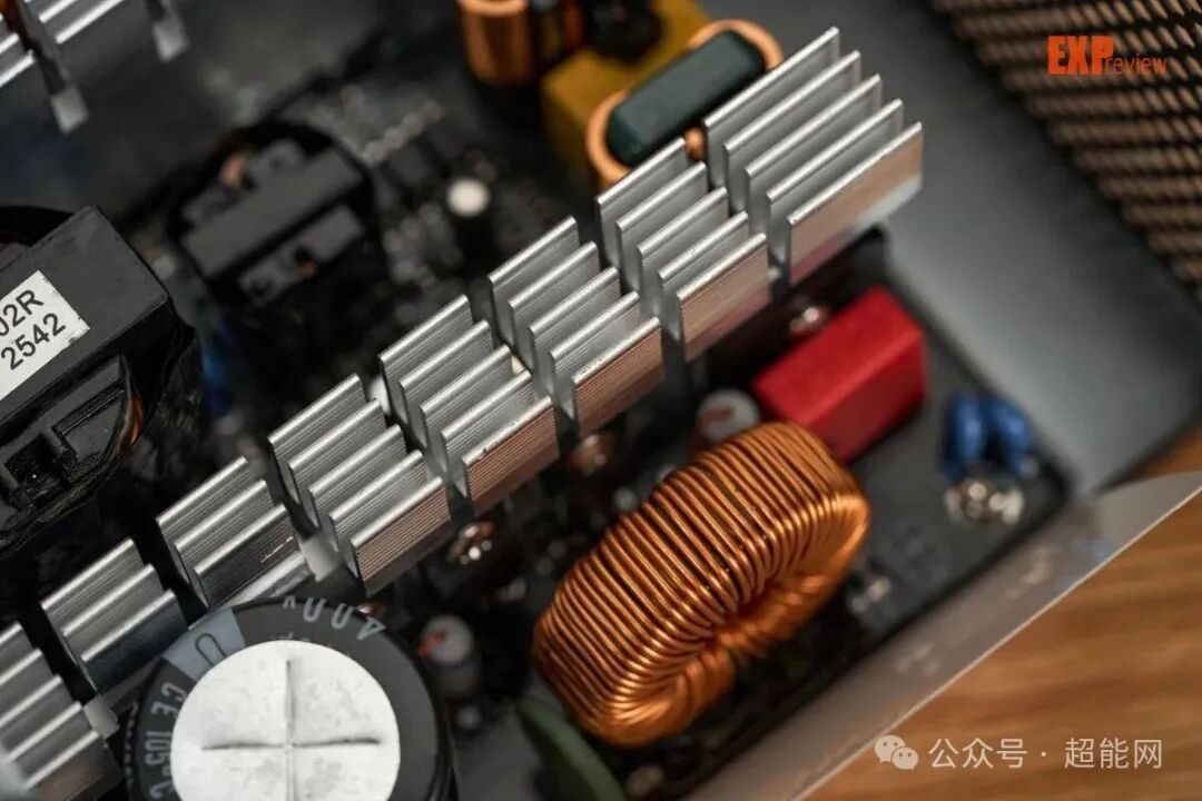 GAMEMAX MAX P750B 电源整流桥、PFC及主开关管区域特写