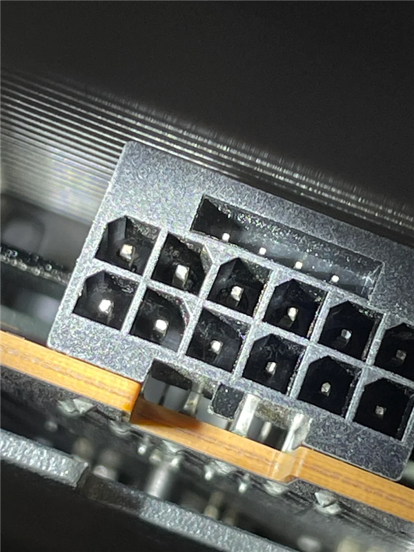 疑似烧毁的12V-2×6接口内部触点细节