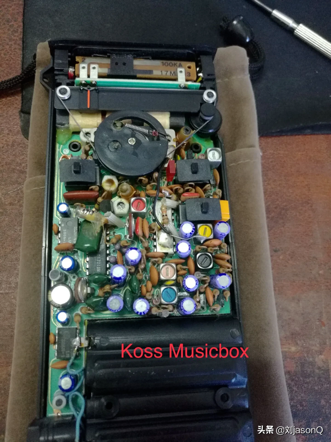 拆开外壳的设备内部，电路板上标有Koss Musicbox字样