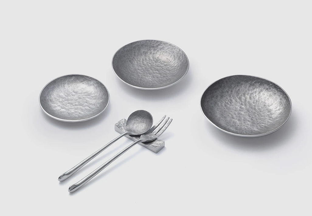 银色锤纹碗与餐具