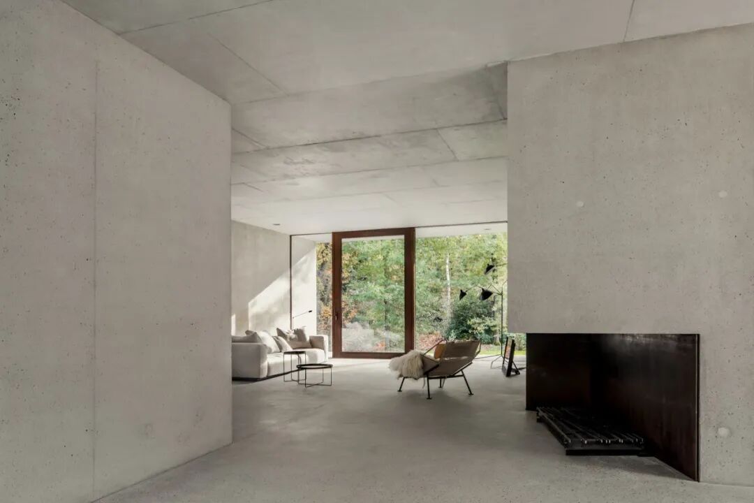House J室内混凝土客厅与壁炉