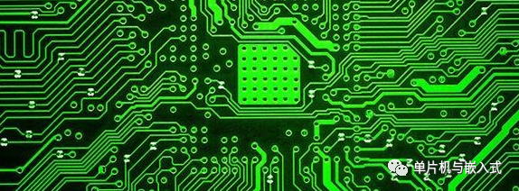嵌入式硬件开发中的电路板与芯片特写