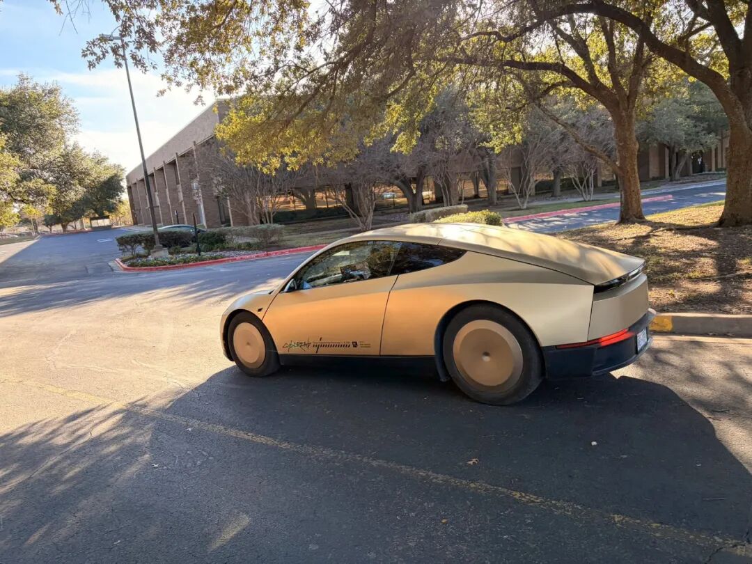 一辆金色的特斯拉Model 3静态展示