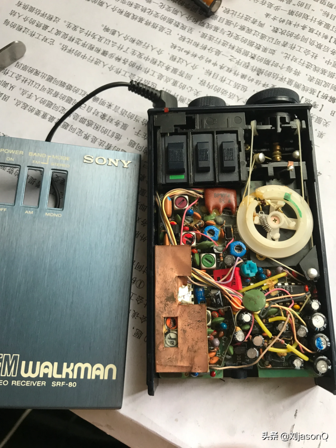 拆解的索尼WM WALKMAN SRF-80音频接收器内部