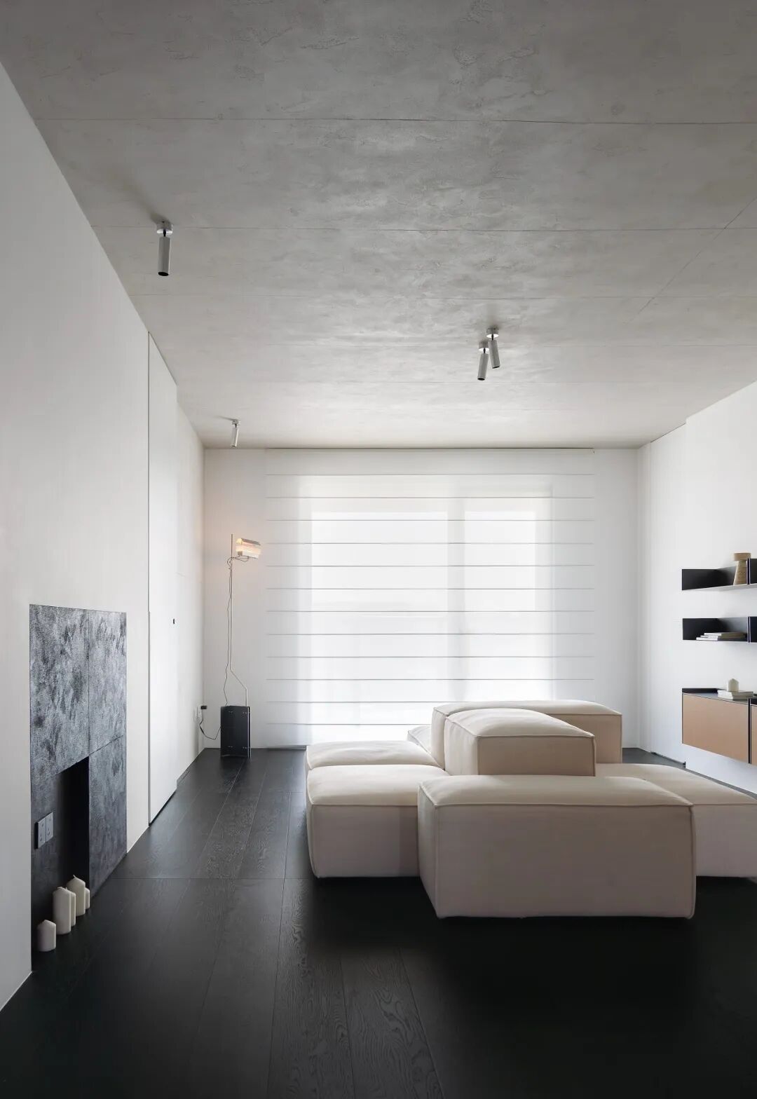 客厅沙发区与隐形门电视墙