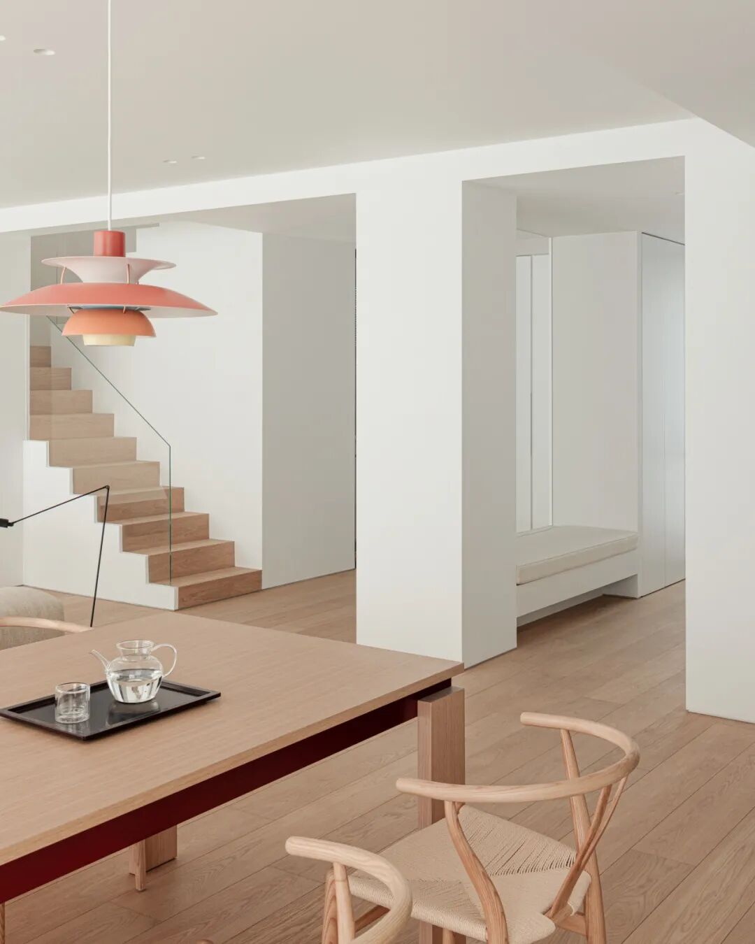 餐厅一角，温莎椅与橙粉色PH吊灯