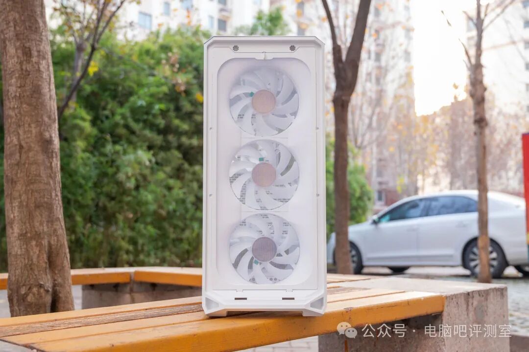 机箱前部预装的14cm RGB风扇