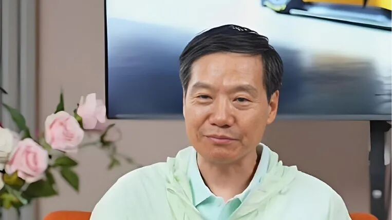 雷军面带微笑的半身像