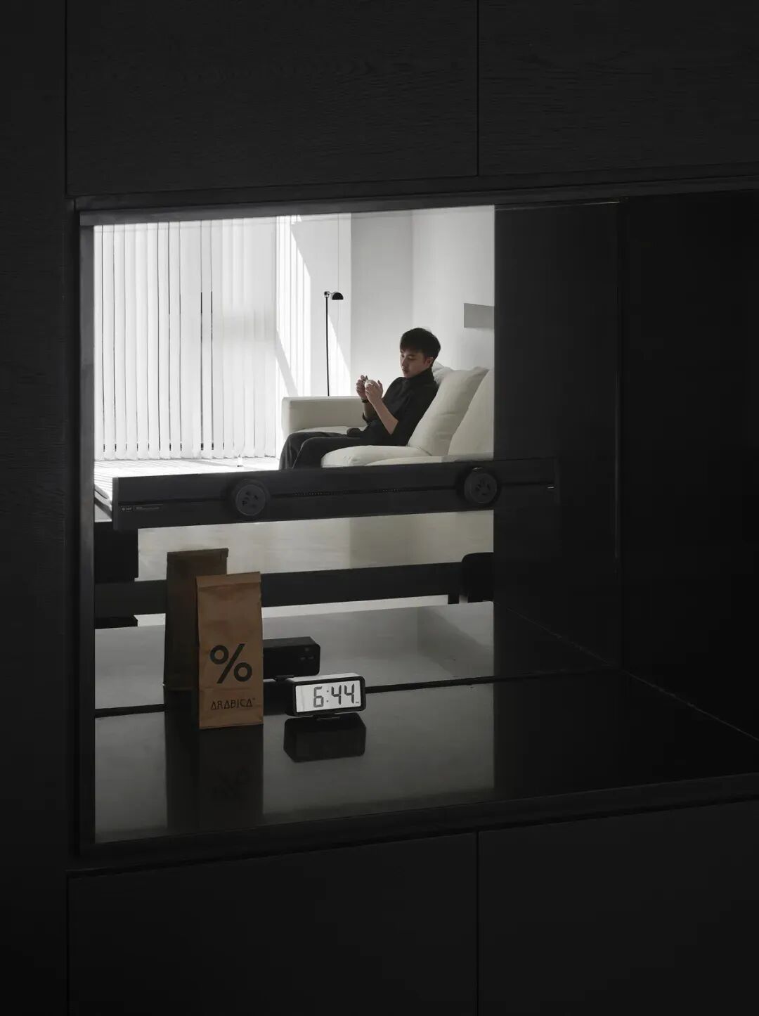 从柜内望向客厅的视角