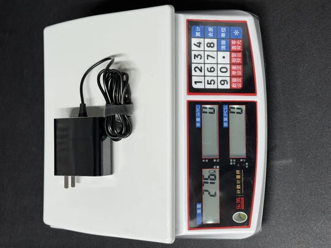 120W电源适配器称重：2.76公斤