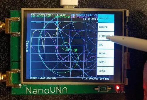 NanoVNA矢量网络分析仪实物,2.8寸屏显示史密斯圆图与菜单