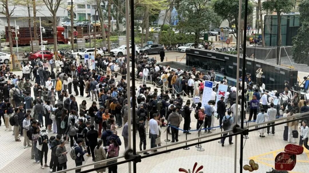 腾讯楼下的排队人群