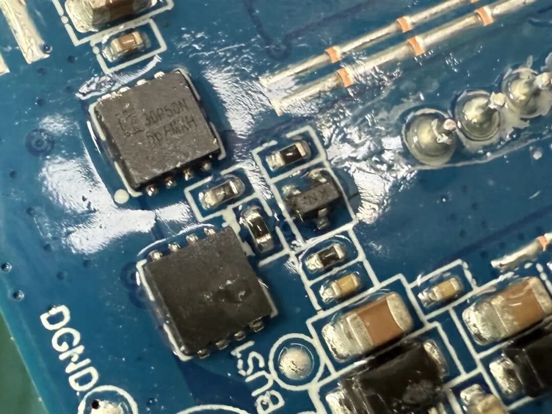 VBUS开关管LX30P50N特写