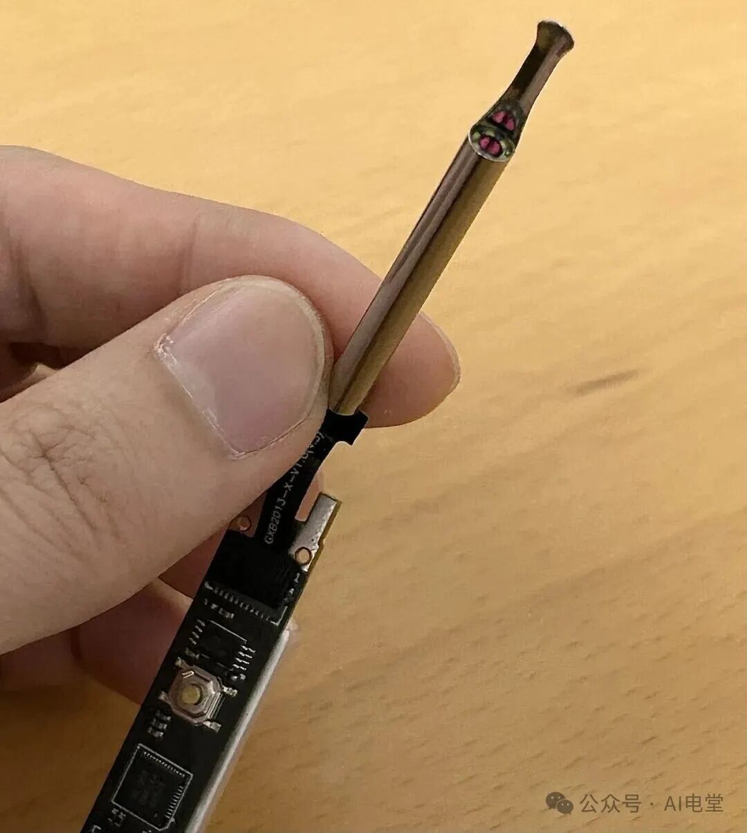 摄像头模组与LED灯珠特写