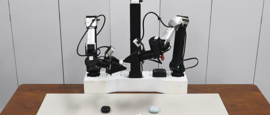 双机械臂系统进行物件操作实验场景