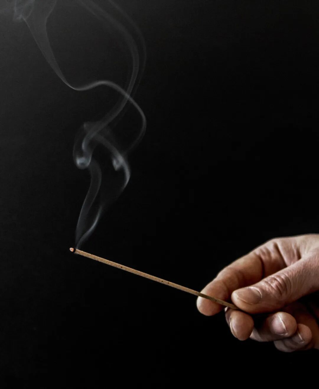 手持燃烧线香烟雾袅袅