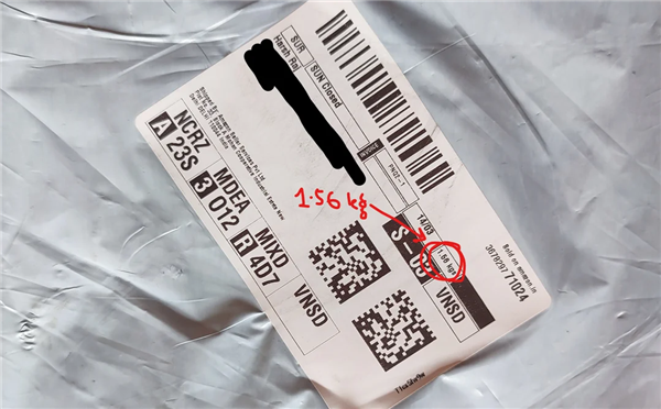 一张快递面单特写，显示包裹重量为1.56公斤并被红圈标注