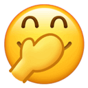 一个面带微笑、闭眼比心的黄色表情包