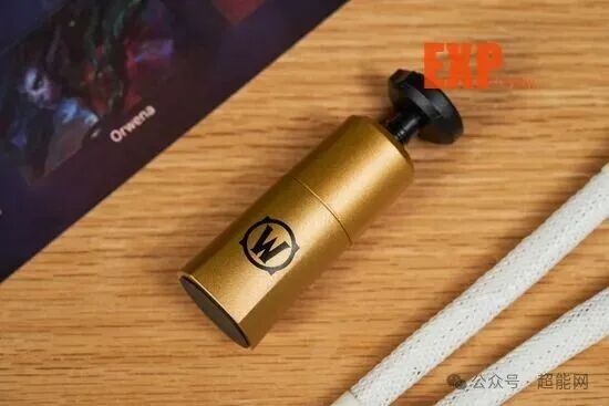 显卡附件中的金色圆柱形设备与宣传卡片