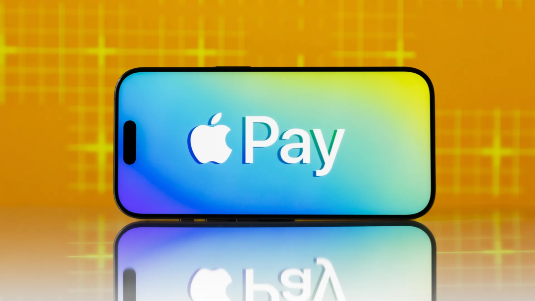 黑色手机上显示的Apple Pay标志
