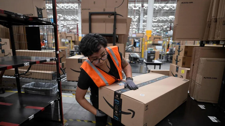 亚马逊仓库内景，工作人员正在分拣货物