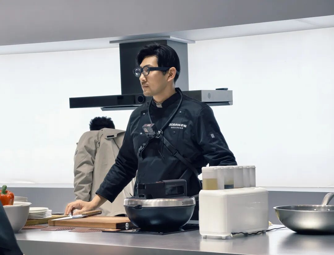 厨师佩戴老板 AI 烹饪眼镜在厨房操作