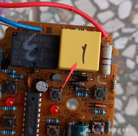 继电器及其周边电路特写