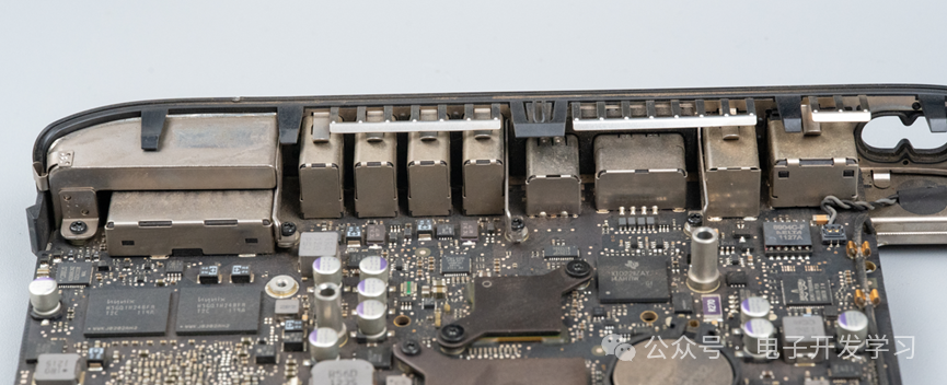 主板I/O接口金属外壳特写