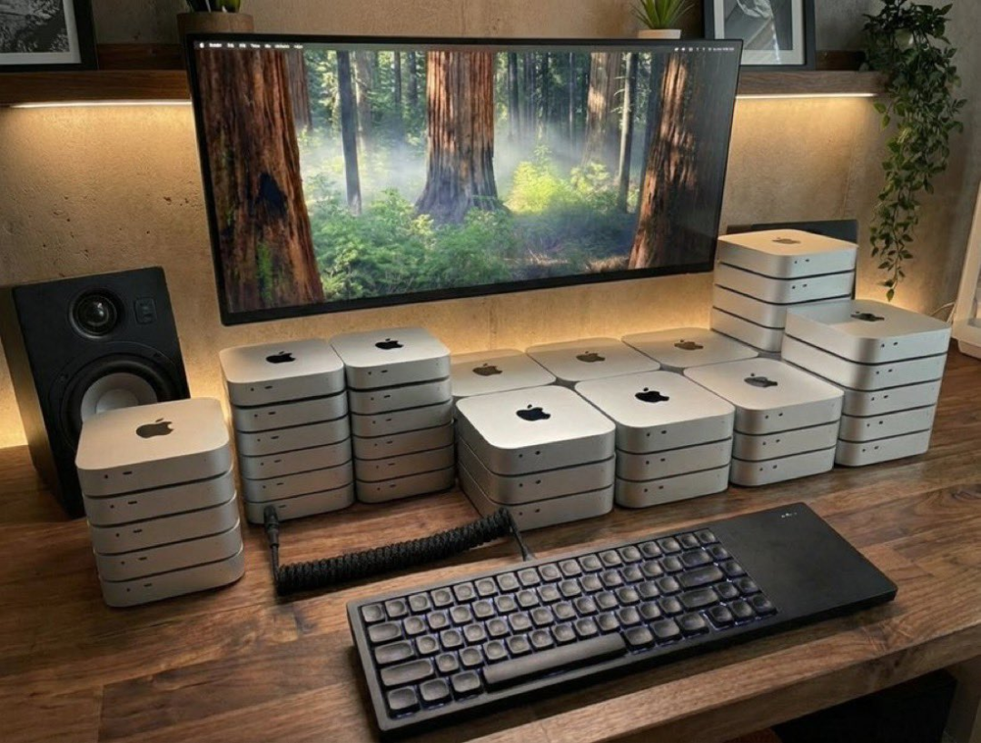 多台Mac mini堆叠运行的桌面环境照片
