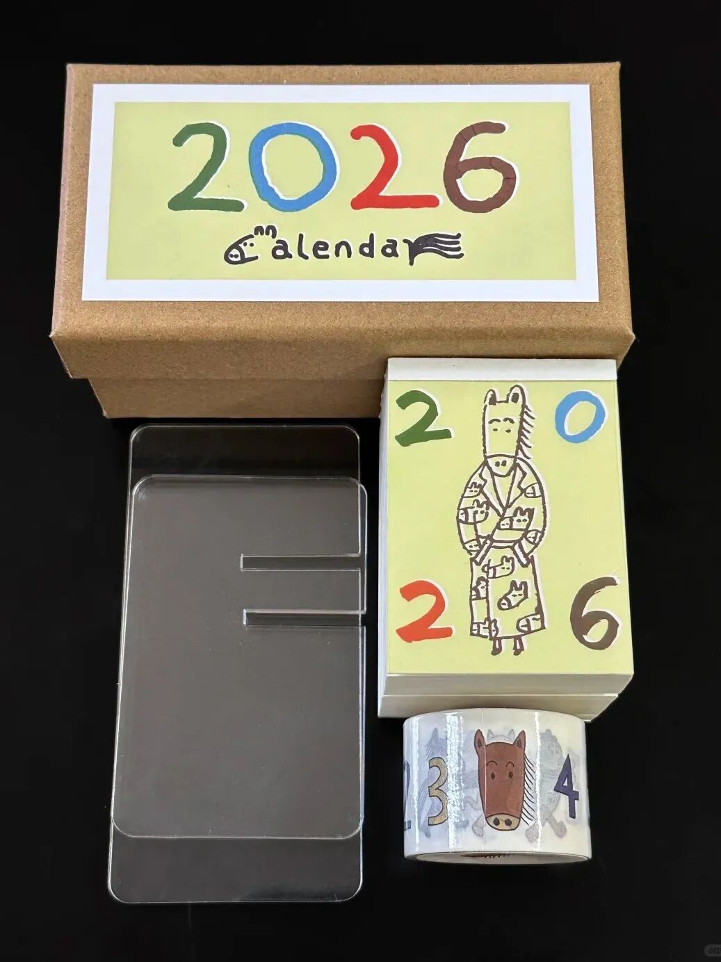 立方体日历块：数字“2026”用不同颜色标注，中间卡通马形象