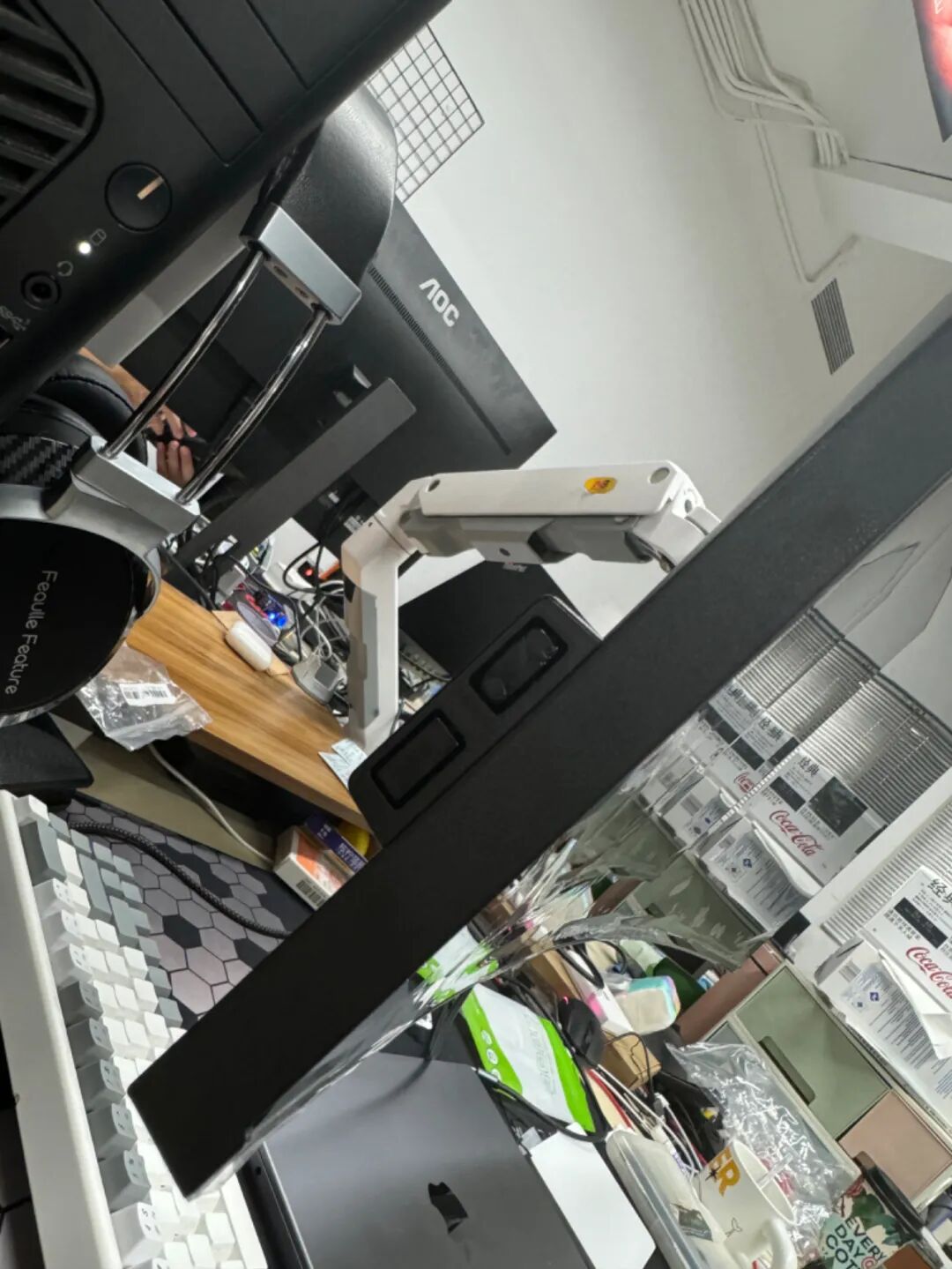 显示器左侧被封死的USB接口位置