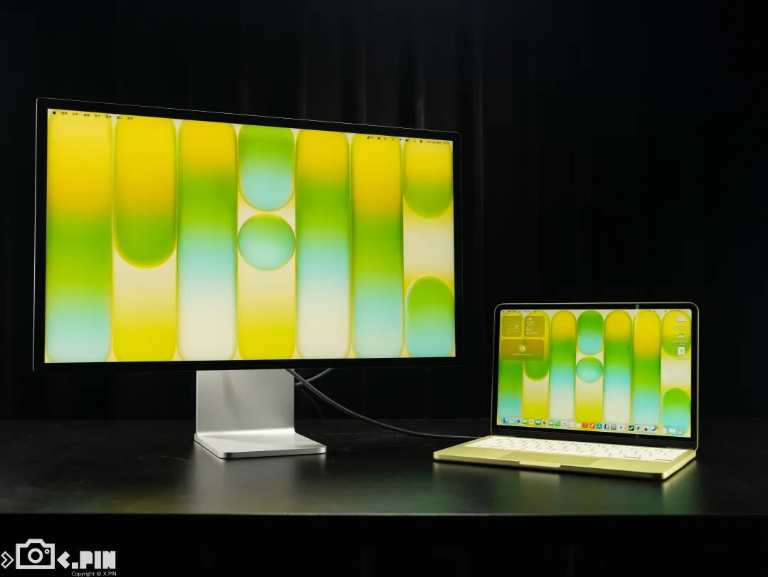 MacBook Neo与显示器并列场景