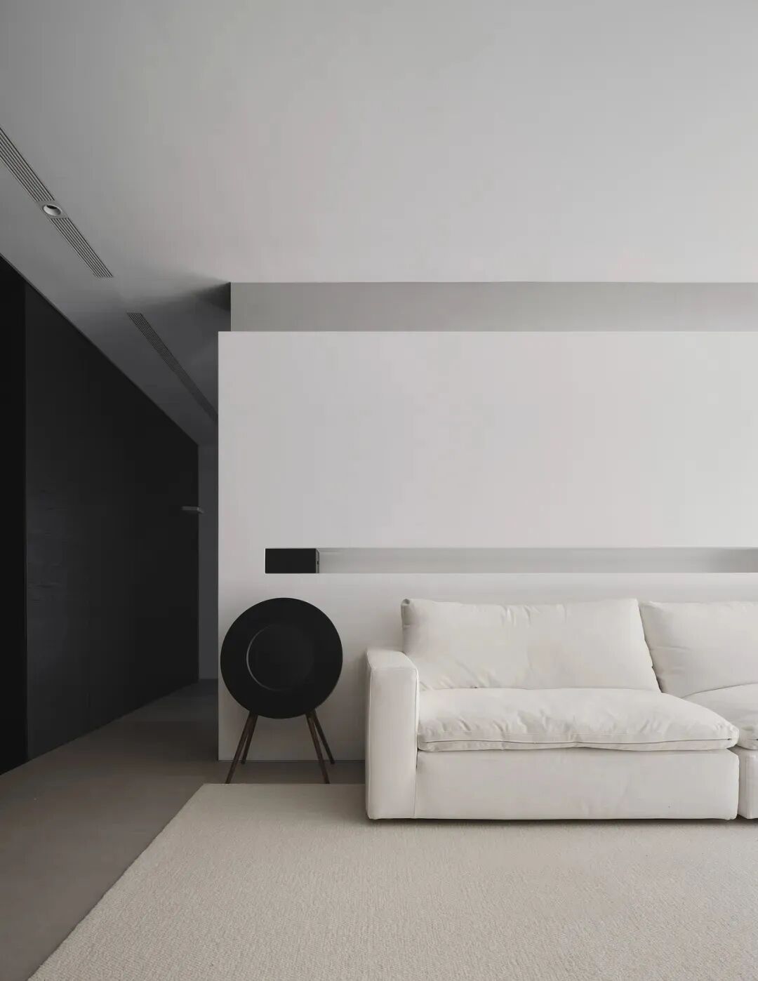 客厅沙发与黑色圆形音响