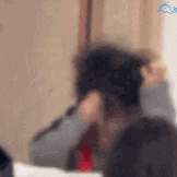 模糊的动态图,一人背对镜头整理头发,表现用户被输入法搞到崩溃抓狂的状态