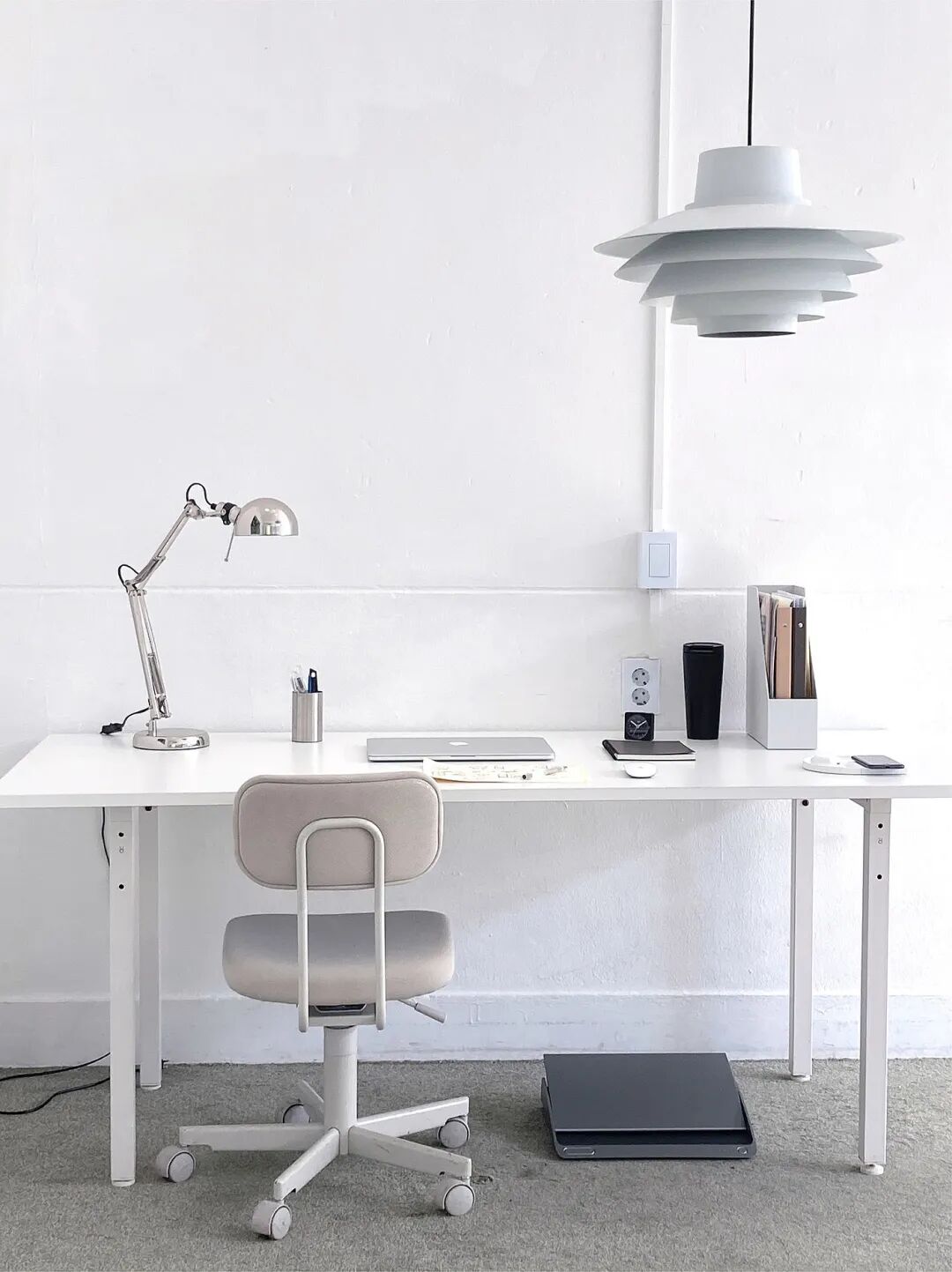 白色极简办公桌场景