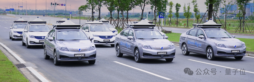 多辆驭势科技自动驾驶测试车在城市道路行驶